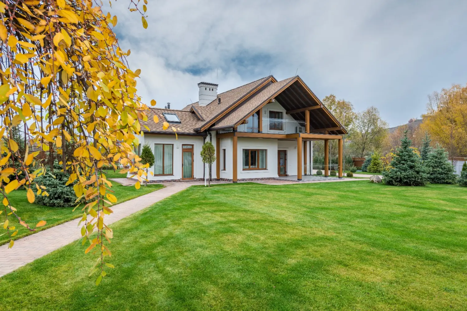 Mihale Dienstleistungen, ein Haus mit wunderschönem Rasen